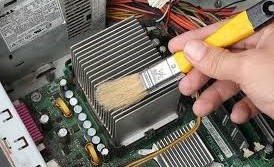 Como realizar un mantenimiento interno del ordenador, limpiar con pinzel suave