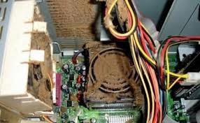 ventiladores del ordenador llenos de polvo, necesidad de mantenimiento técnico y limpiarlos