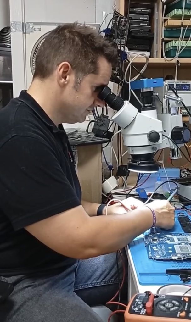 Reparació de placa de Mac al microscopi